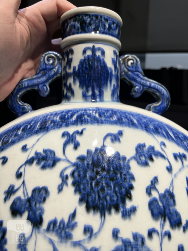 清乾隆 青花缠枝莲纹螭耳抱月瓶 - 图14
